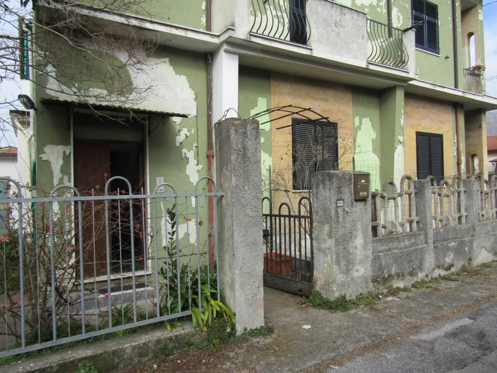 Porzione di Casa in vendita a Carrara via Provinciale Avenza - Sarzana,
