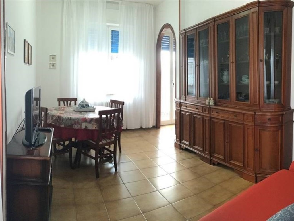 Appartamento in affitto a Follonica via Rossini 12
