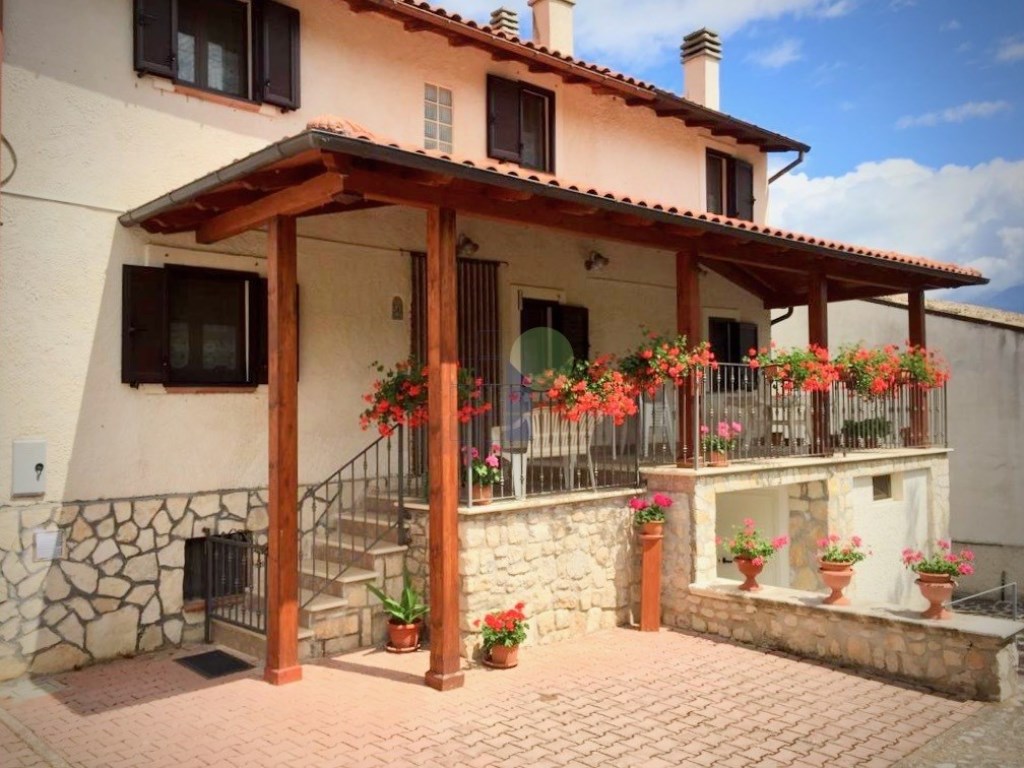 Casa a Schiera in vendita a Introdacqua via Santa Maria Frascati, 54
