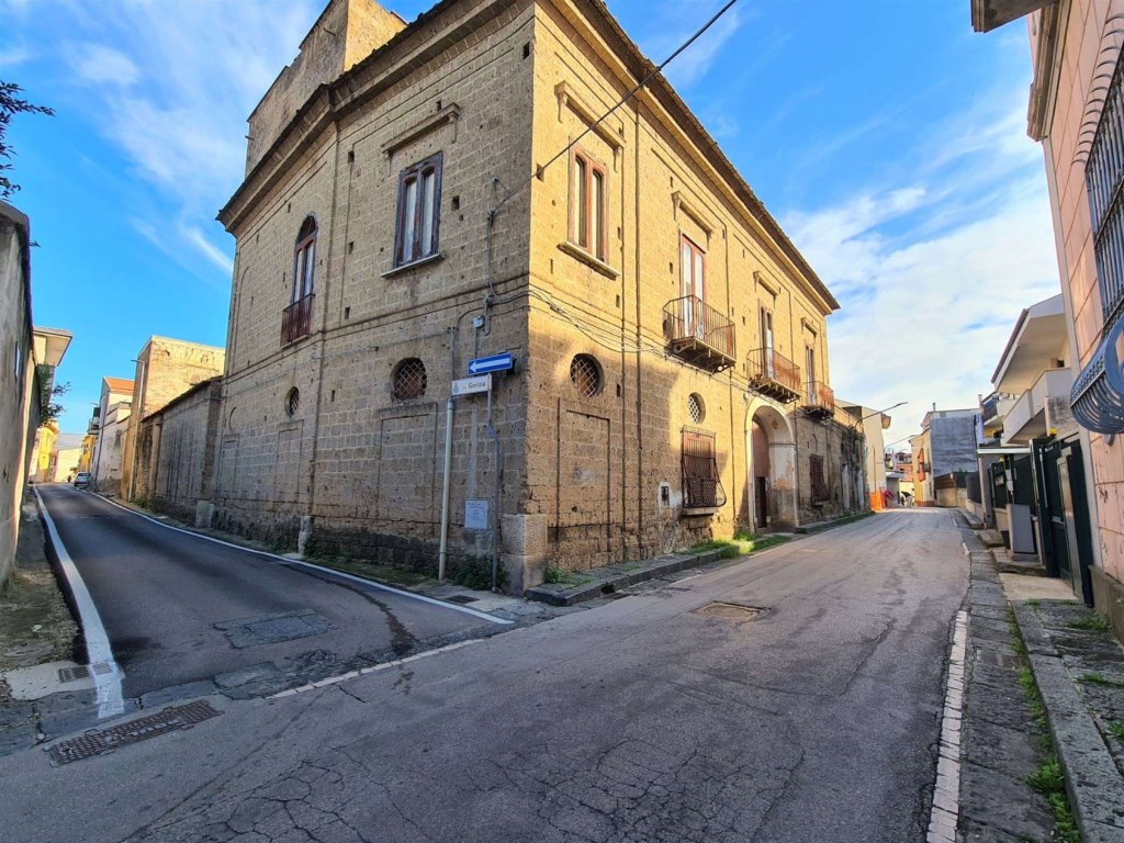 Palazzo in vendita a Macerata Campania via Francesco Petrarca 3