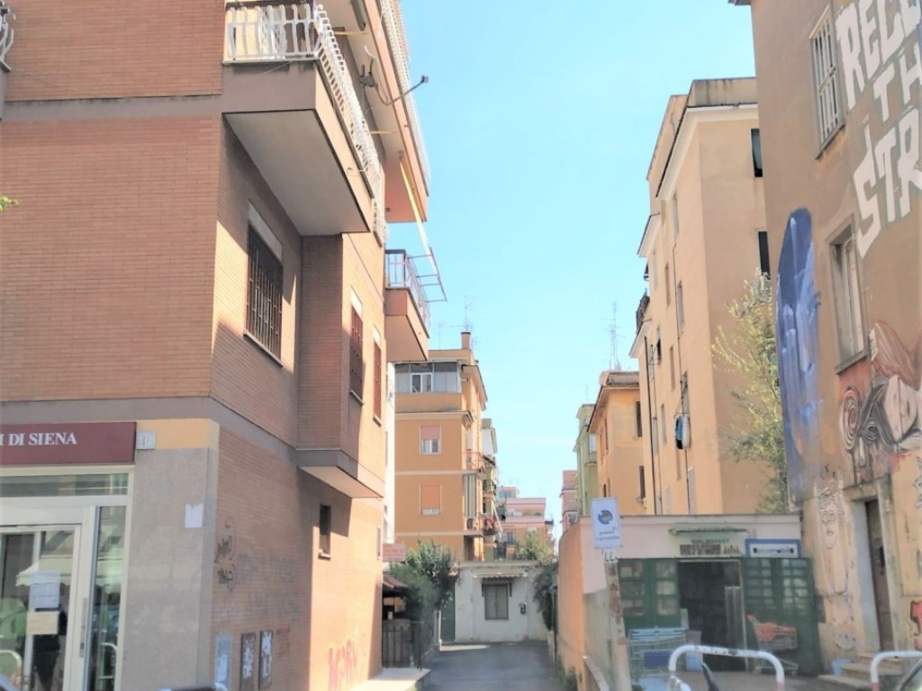 Appartamento in vendita a Roma via dei castani 44