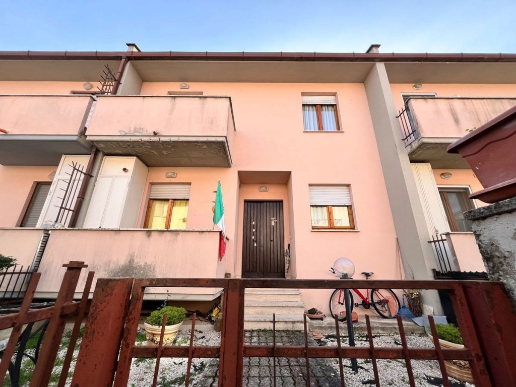 Villa a Schiera in vendita a Spoleto spoleto fraz. San Martino, via Adige