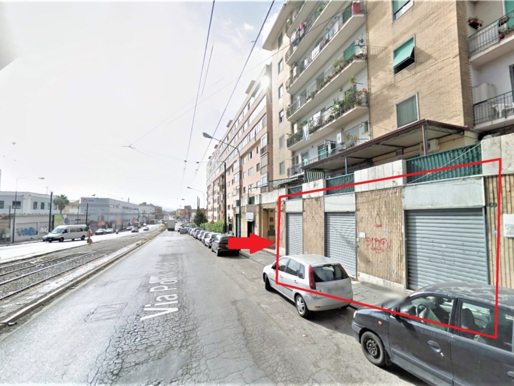 Locale Commerciale in vendita a Napoli via Ponte dei Granili 69