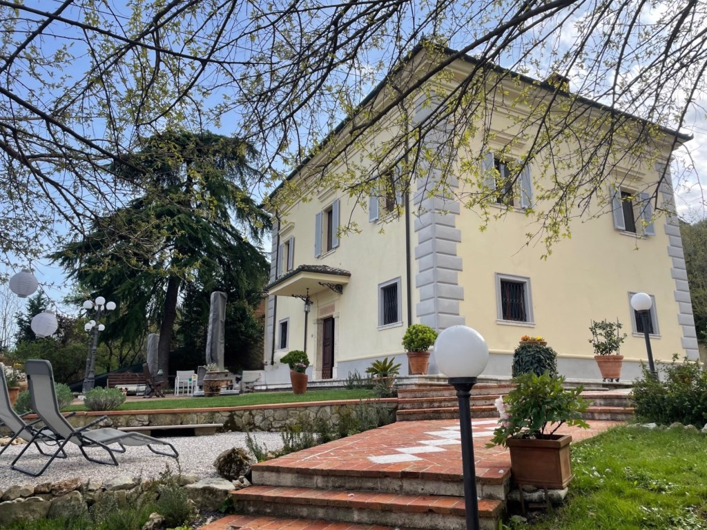 Villa in vendita a Sinalunga via Paganini n.44