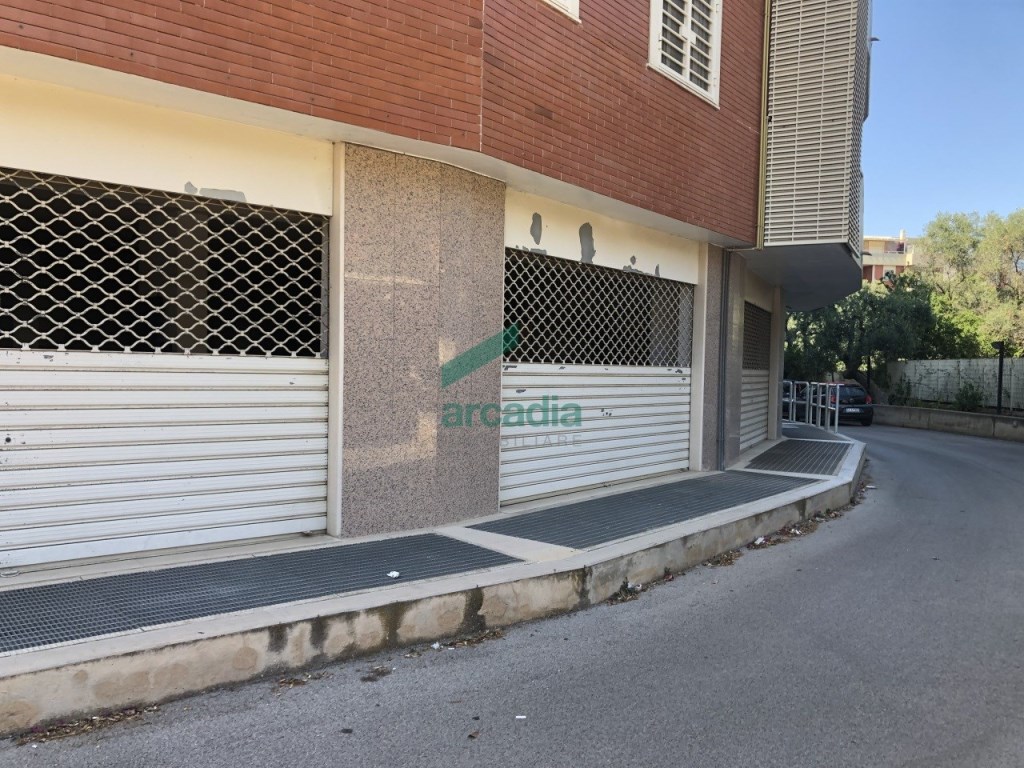Negozio in affitto a Bari via Orfeo Mazzitelli, 47/f