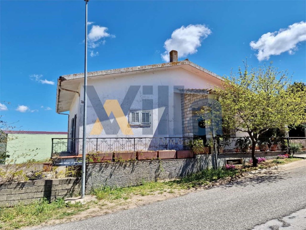 Casa Indipendente in vendita a Monti via Belluno