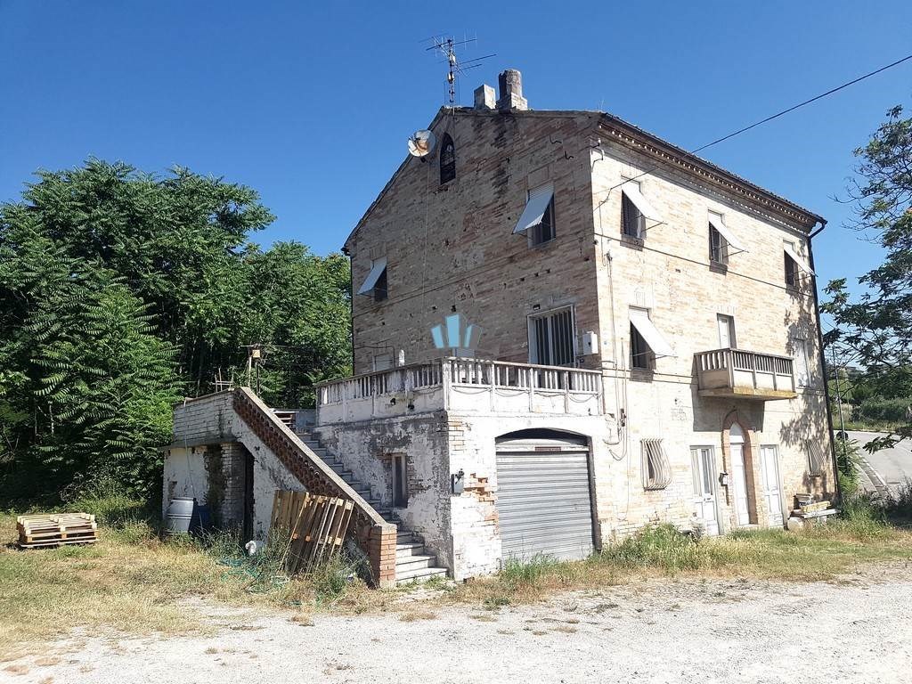 Casa Indipendente in vendita a Magliano di Tenna via monti sibillini 10
