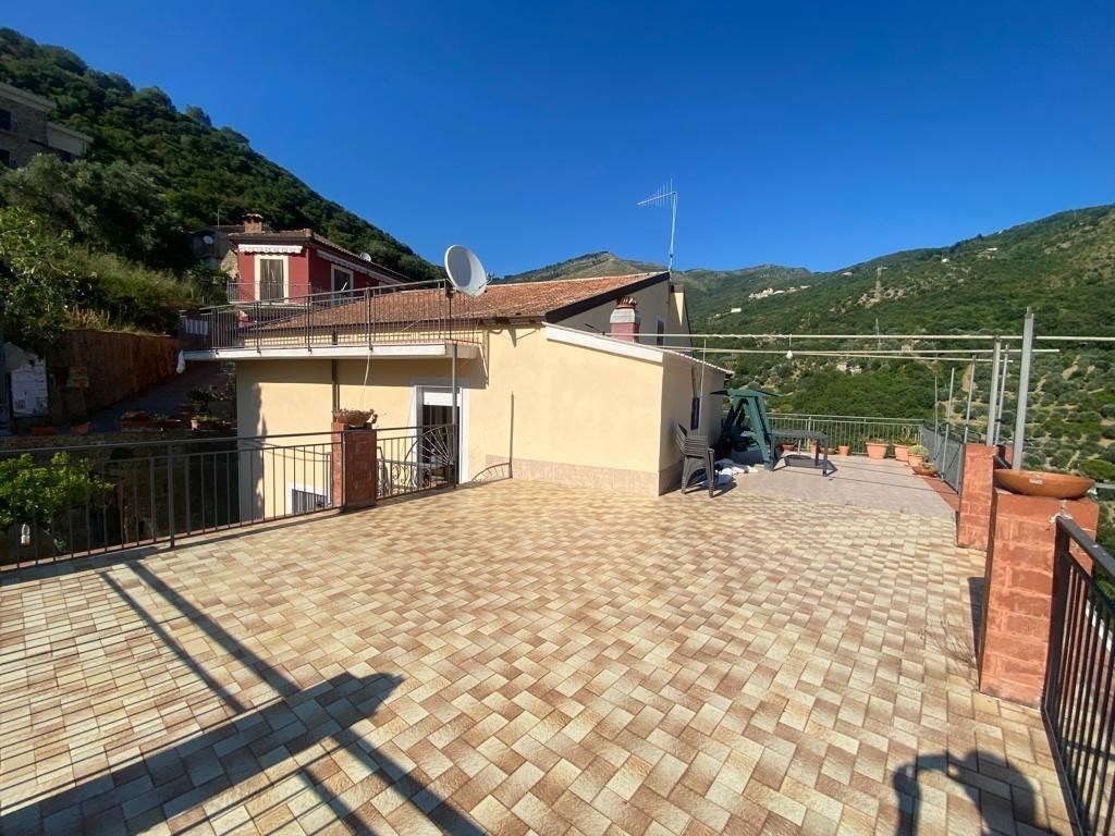 Villa in vendita a Serramezzana via Salita Serrone