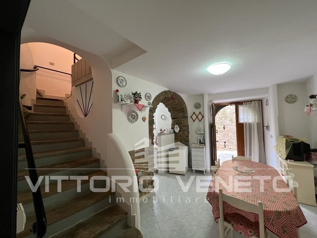 Appartamento in vendita a Ogliastro Cilento via Claudina De Stefano