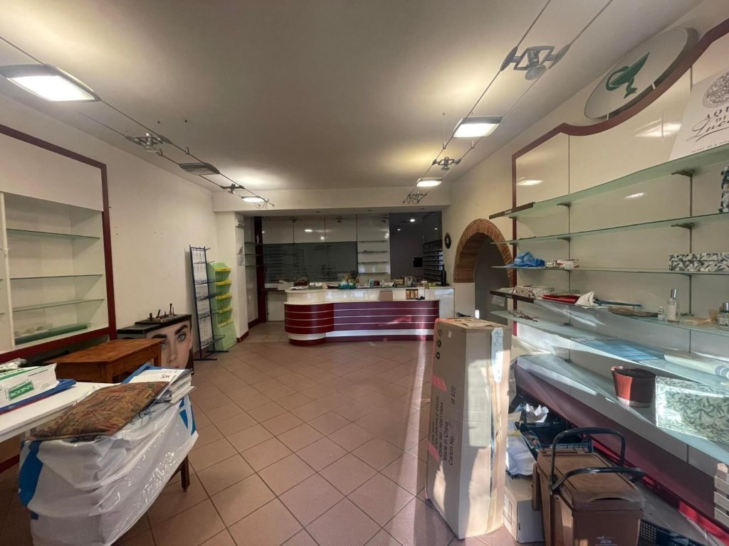 Locale Commerciale in affitto a Montecarlo via Mazzini,