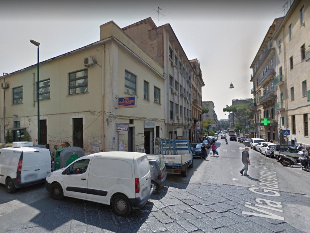 Locale Commerciale in vendita a Napoli via carlo de marco 4B