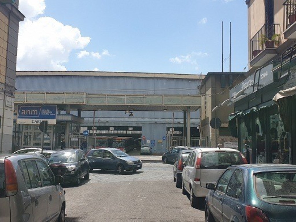 Locale Commerciale in vendita a Napoli via filippo cavolino7
