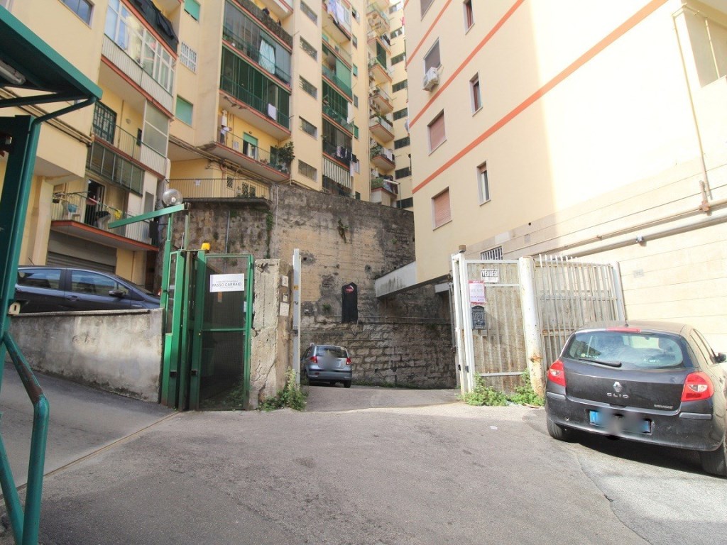 Garage in vendita a Napoli via michele guadagno 31