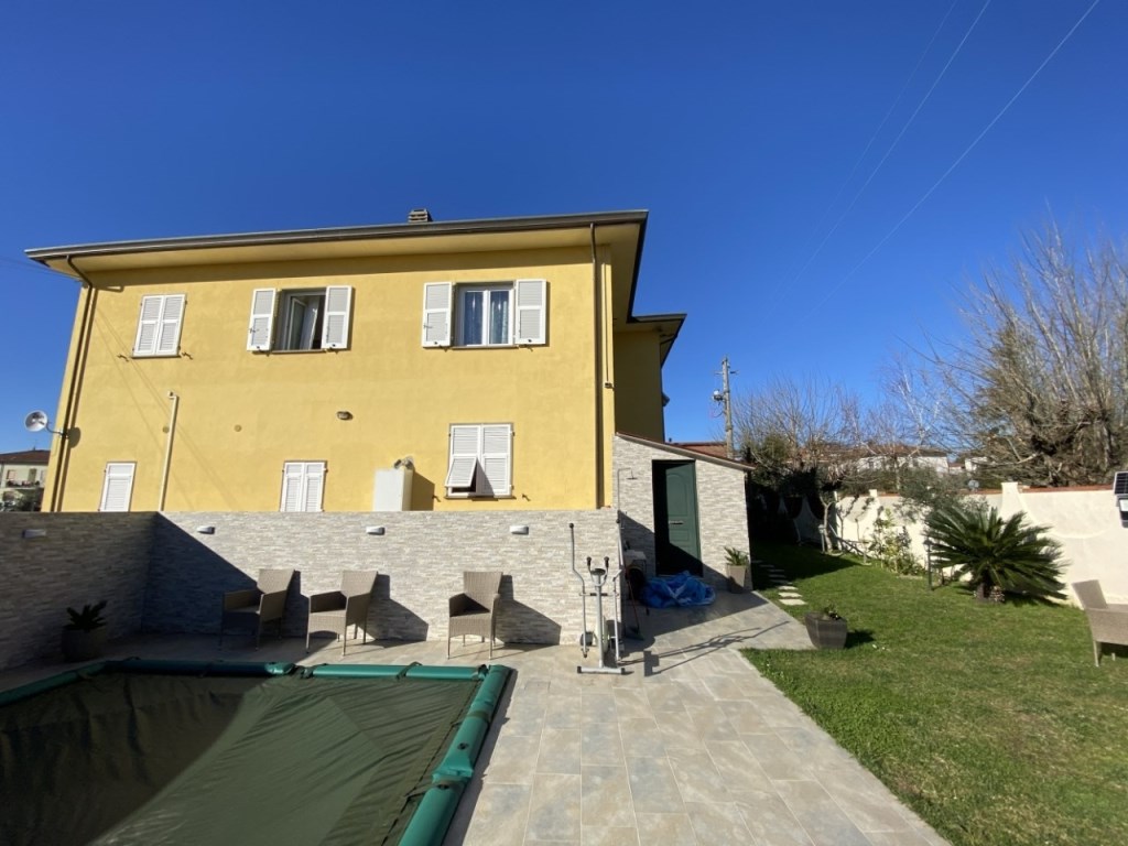 Porzione di Casa in vendita a Castelnuovo Magra via dei Laghi, 11