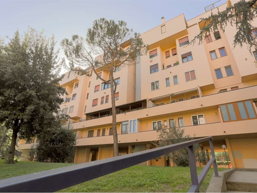 Appartamento in vendita a Roma via ascari 245