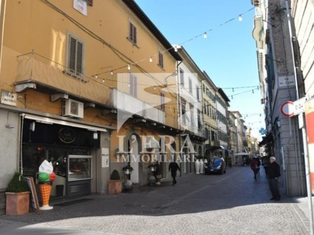 Locale Commerciale in affitto a Pontedera piazza Caduti Divisione Acqui Cefalonia e Corfu,