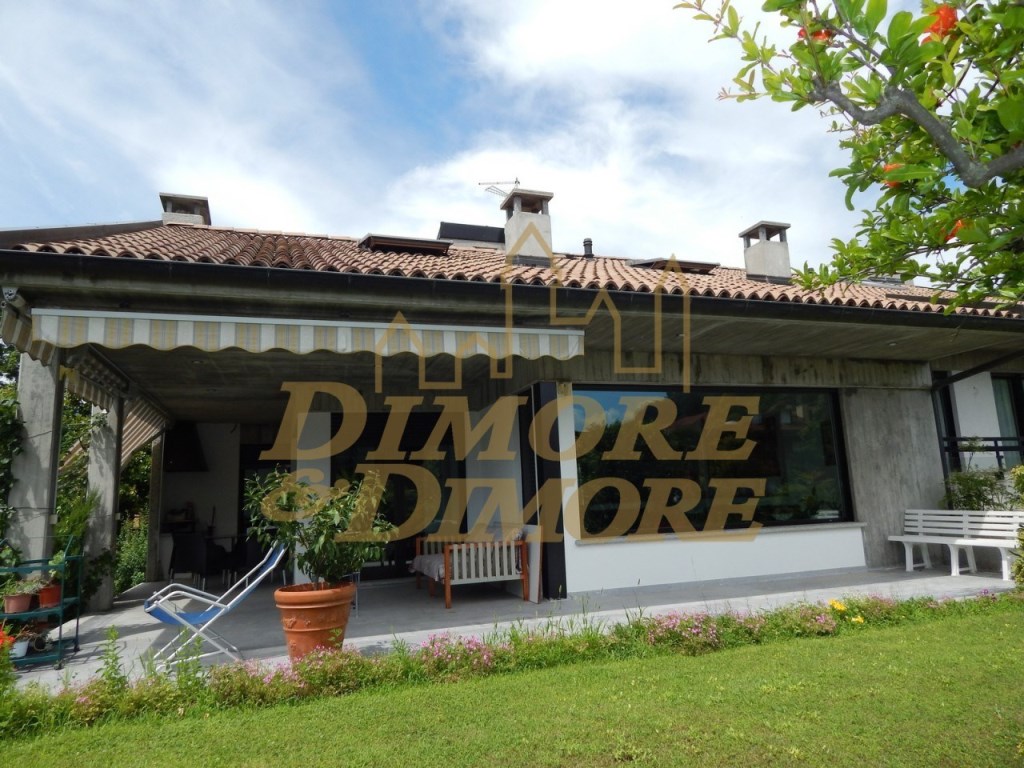 Villa in vendita a Maccagno con Pino e Veddasca via Gualtiero Berti,