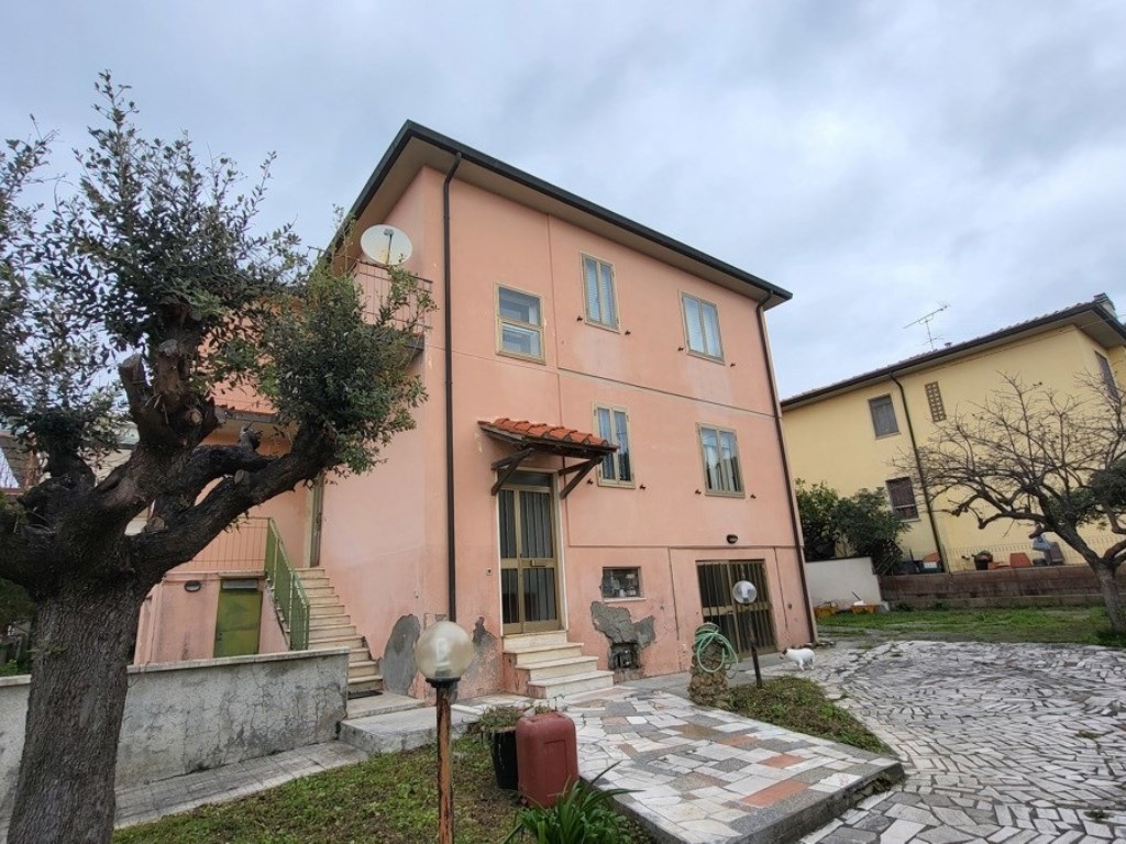 Villa Bifamiliare in affitto a Cecina cecina Sanzio,31