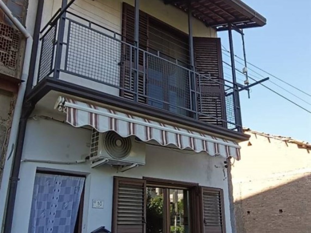 Casa a Schiera in vendita a Taurianova via Idria 17