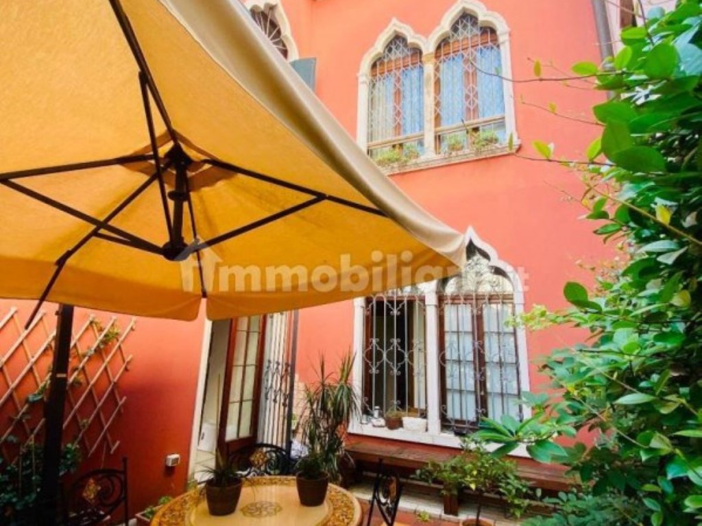 Appartamento in vendita a Padova via altinate