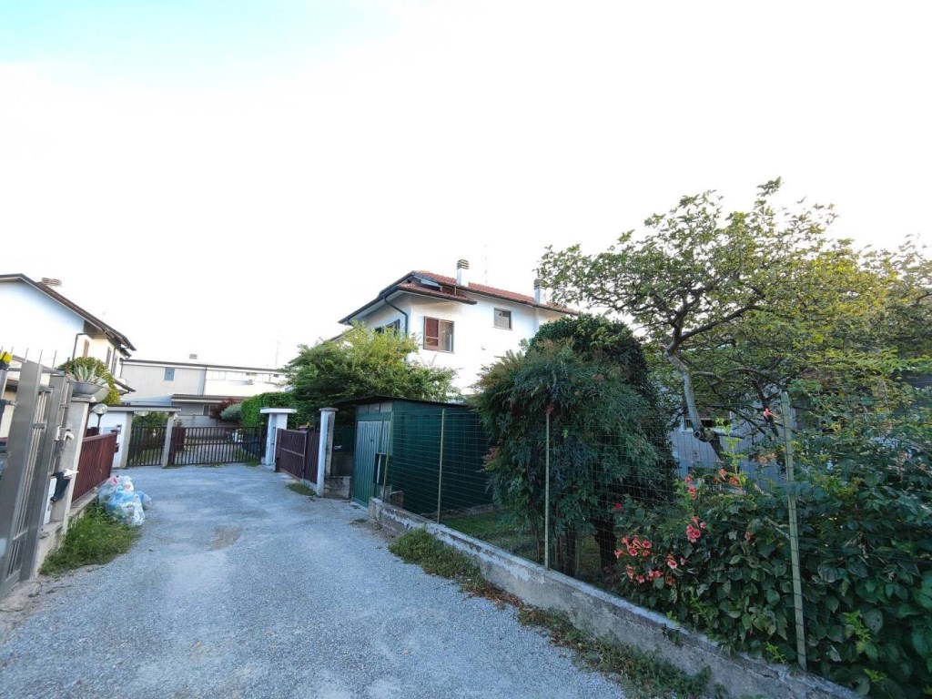 Villa in vendita a Brugherio via San Maurizio al Lambro, 19