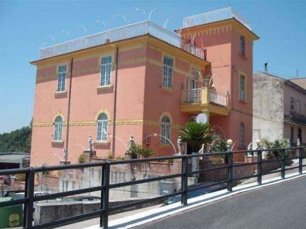 Palazzo in vendita a Serre via garibaldi 53