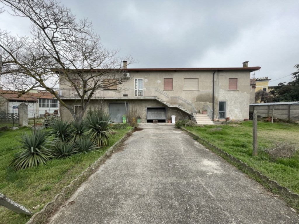 Casa Indipendente in vendita a Giacciano con Baruchella via Roma 4231 Giacciano con Baruchella