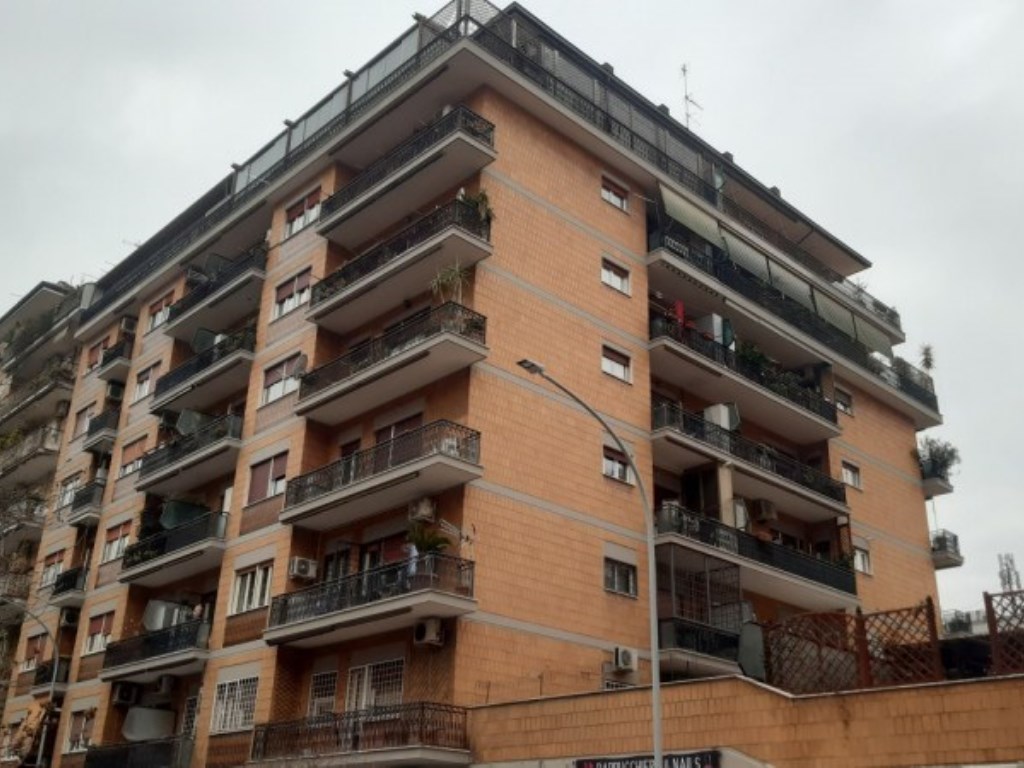 Appartamento in vendita a Roma via sestio calvino 80