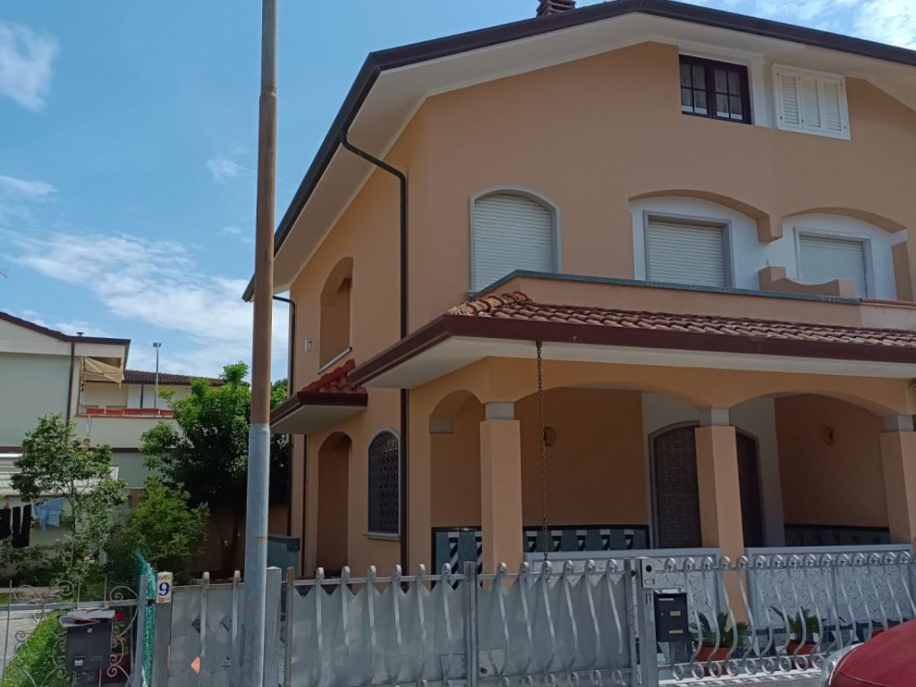 Villa in affitto a Viareggio via Magellano,11