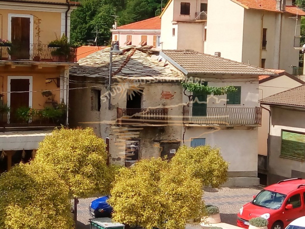 Porzione di Casa in vendita a Cosio d'Arroscia piazza San Sebastiano,