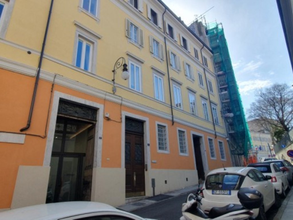 Appartamento in vendita a Trieste via Duca d'Aosta 6