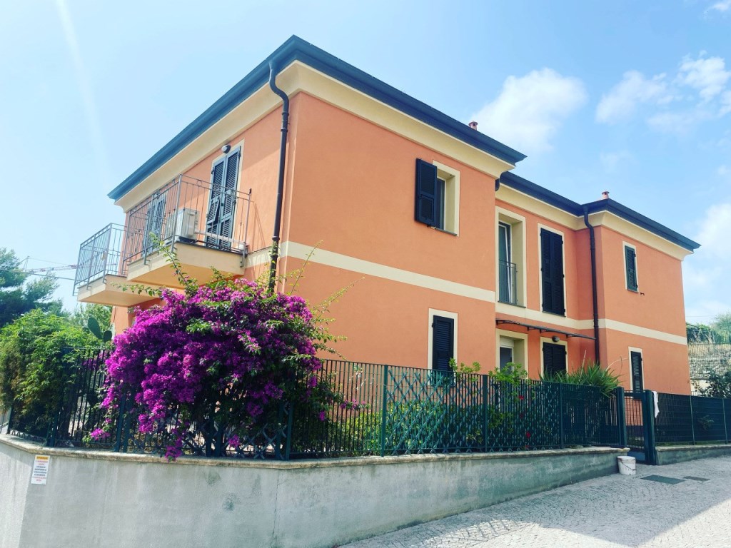 Appartamento in vendita a Diano Castello via Diano San Pietro, 1