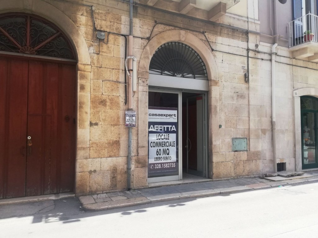 Locale Commerciale in affitto a Corato via Castel del Monte