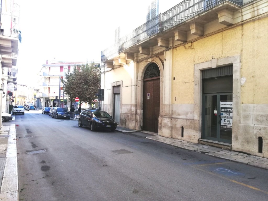 Locale Commerciale in affitto a Corato via Castel del Monte