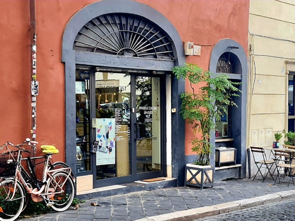 Locale Commerciale in vendita a Roma via di Panico, 25