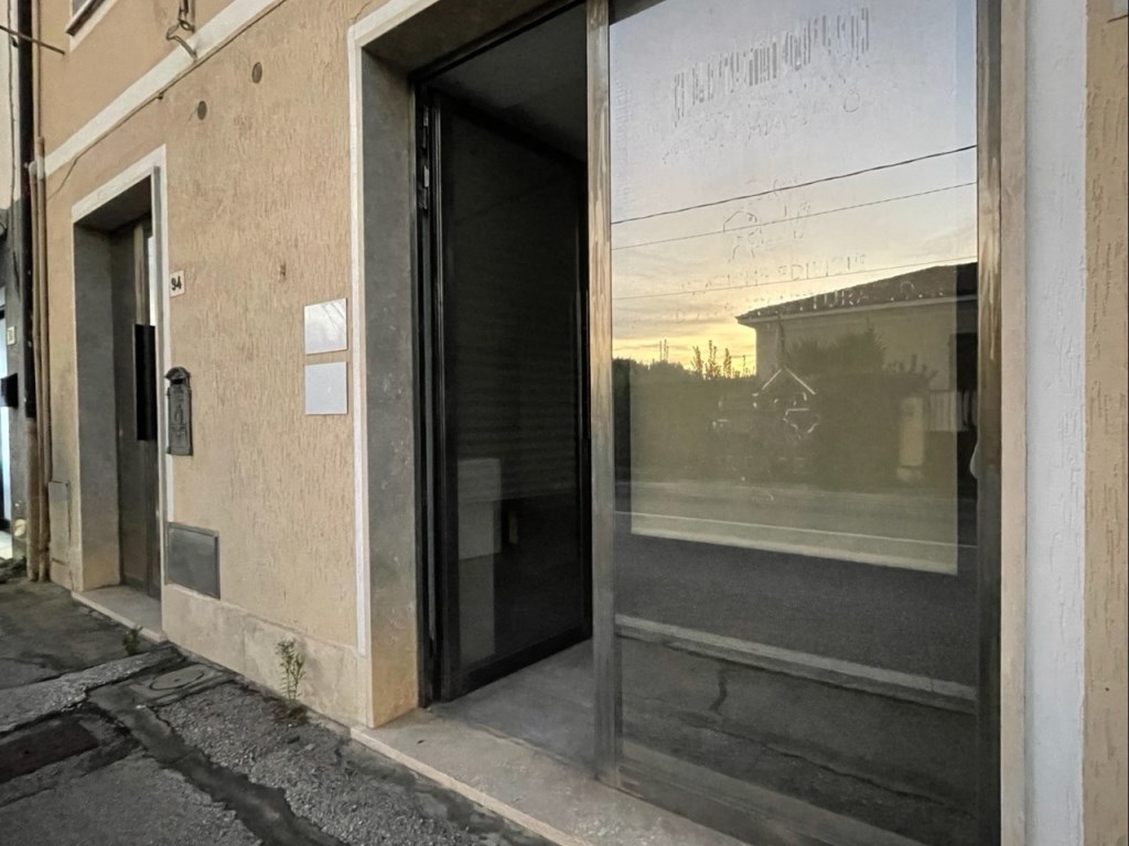 Locale Commerciale in vendita a Pietrasanta