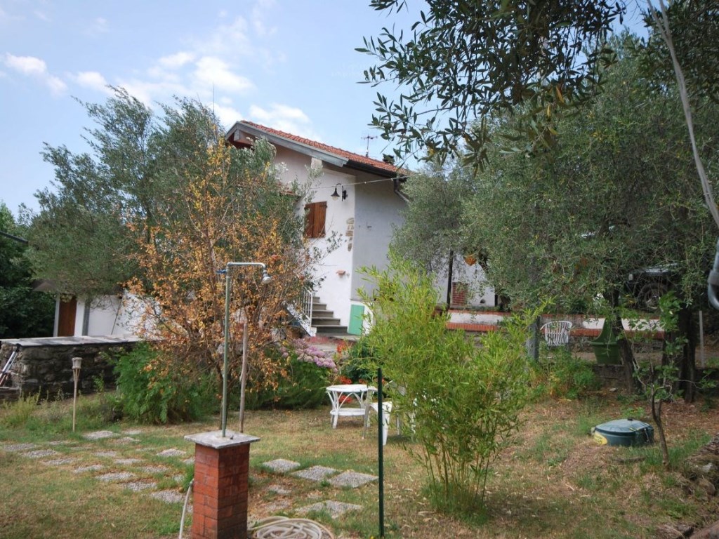 Casa Semindipendente in vendita a Castelnuovo Magra via Caprignano,