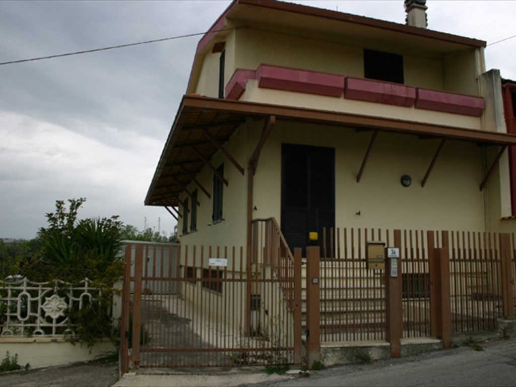 Casa Indipendente in vendita a Chieti via San Salvatore 34