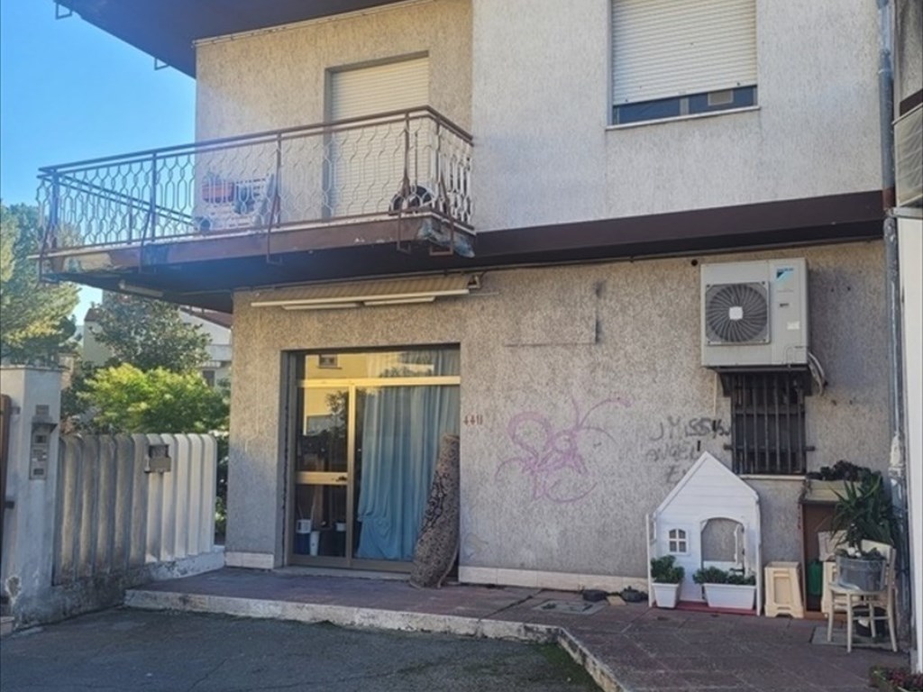 Locale Commerciale in affitto a Chieti chieti Viale Benedetto Croce, 442