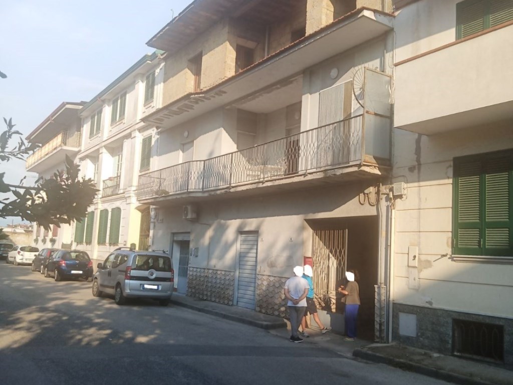 Intero Stabile in vendita a Grumo Nevano via Giolitti