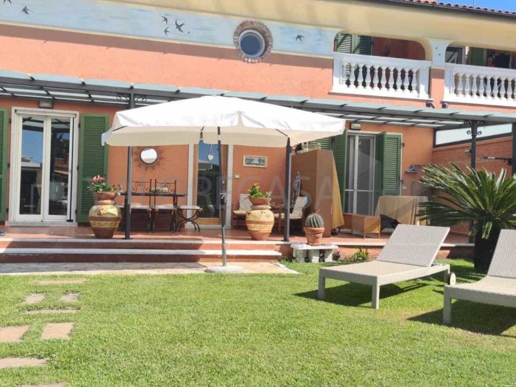Villa a Schiera in vendita a Carrara