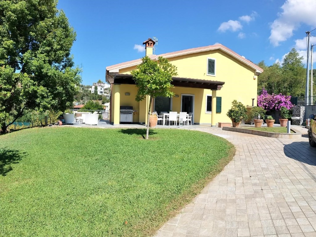 Villa Bifamiliare in vendita a Castelnuovo Magra via dei Pini
