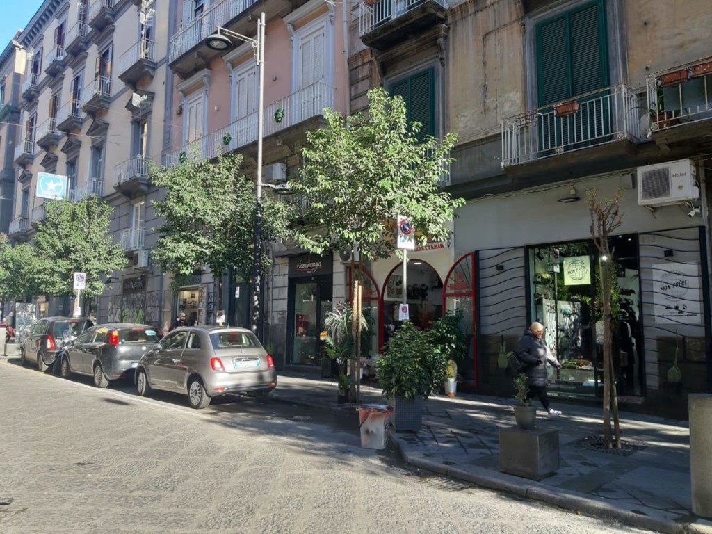 Negozio in vendita a Napoli napoli Duomo,121