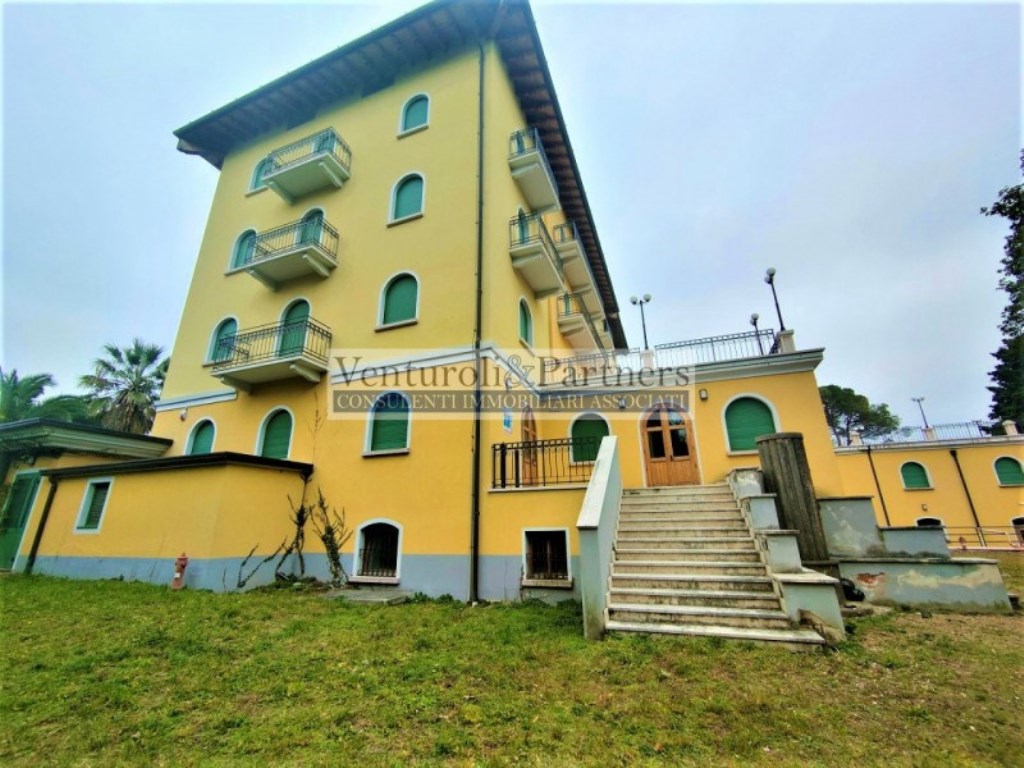 Palazzo in vendita a Toscolano-Maderno via roma