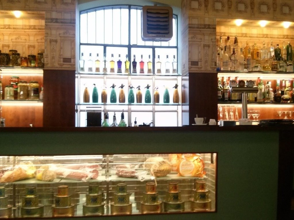 Bar/Tavola Calda e Fredda in vendita a Lucca viale Giuseppe Giusti,