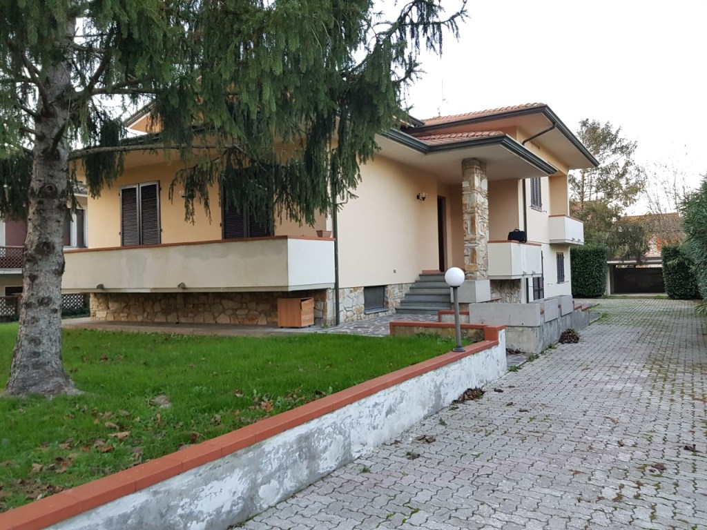 Villa in vendita a Lucca via della Torre,