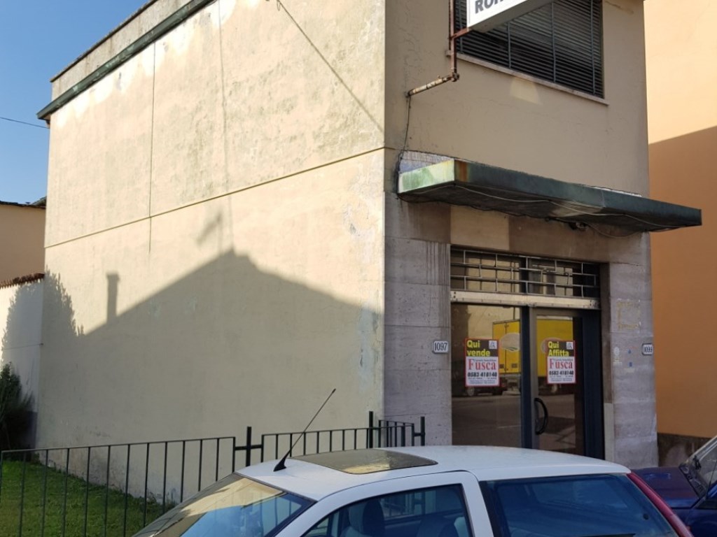 Locale Commerciale in vendita a Lucca via Sarzanese, 457