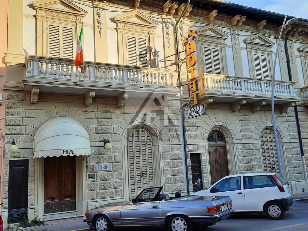 Palazzo in vendita a Viareggio via carrara,