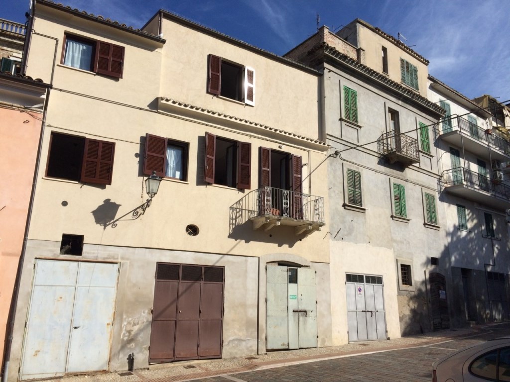 Casa a Schiera in vendita a Loreto Aprutino piazza Mazzini, 15