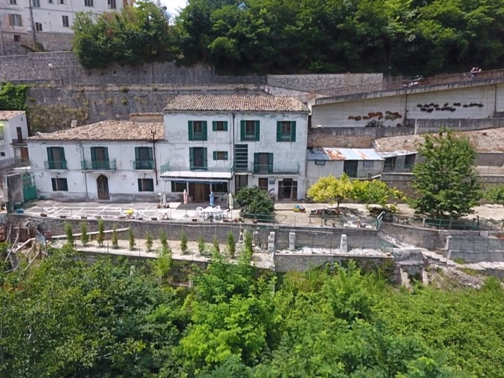 Casa Indipendente in vendita a Farindola via Farnese, 10